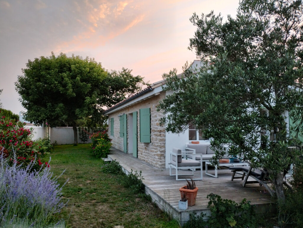 Vue façade pierre 
Terrasse bois
Jardin
Coucher soleil